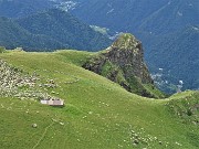51 Vista ravvicinata dal Monte Mincucco sul Baitone con barek e sullo sperone roccioso con la croce lignea